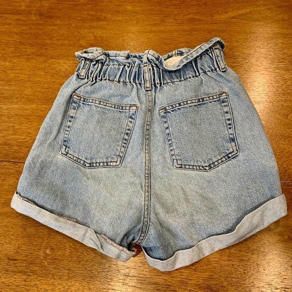 Topshop high waisted denim mom shorts in light wash with button fly - Picture 2 of 5